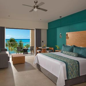 Preferred Club Jr Suite Ocean Front King Bed